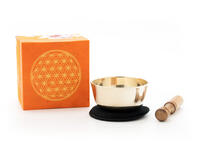 Kleine gegossene Klangschale mit einem hellen Klang und gravierter 'Blume des Lebens'. Verpackt ist die Schale in einer orangefarbenen Geschenk-Box aus handgeschöpftem Naturpapier mit 'Blume des Lebens' Aufdruck. Inklusive Klöppel und Stoffpad.