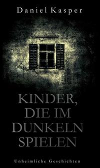 Kinder, die im Dunkeln spielen