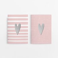 4er Set Notizheft DIN A5 (blanko) in rosa mit 2 verschiedenen Herz-Motiven und jeweils 40 Seiten in weiß mit 120 g Papier. Vorderseite mit hochwertiger Silberfolien-Veredelung.